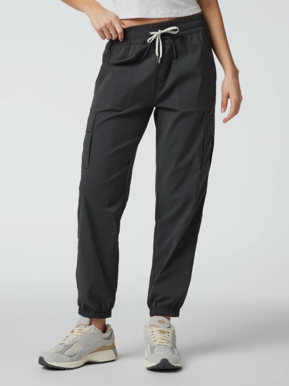Vuori Scout Performance Cargo Joggers Vintage Black Women's Size Medium